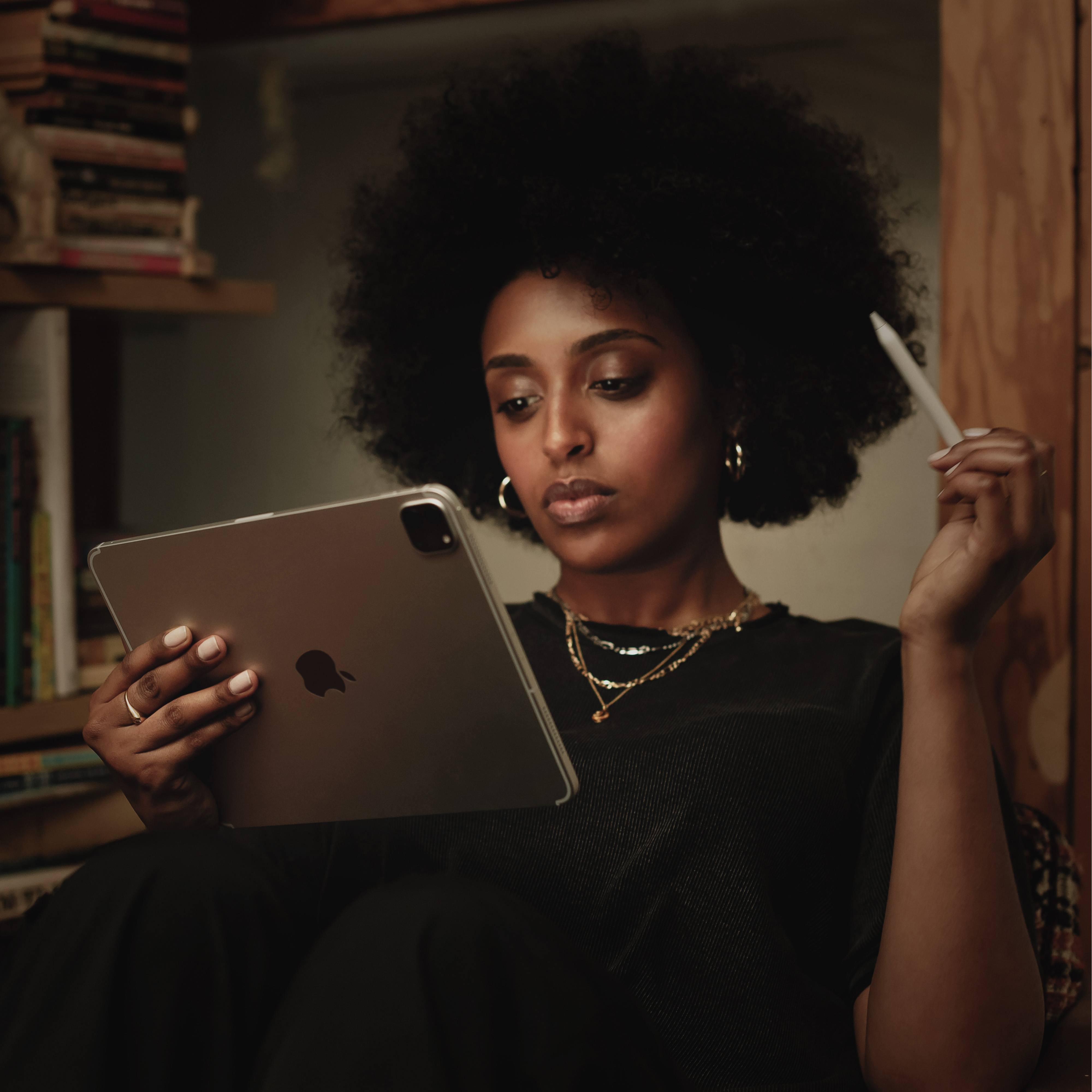 Apple ipad pro wi fi 2020. IPAD Pro 12.9 2020. Apple IPAD Pro 11 2020. Фото Айпада 11 про. Женское лицо.