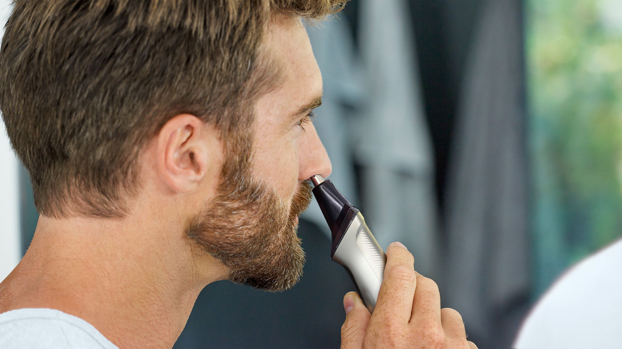 Триммер philips bt5502 для стрижки бороды. Philips mg1100 series 1000. Мужчина бреется электробритвой. Триммер philips 9000 prestige bt9810. Бюджетный триммер для бороды.