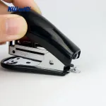 Степлер Kw-Trio 5512 (тип скоб: 24/6; 26/6, вместимость 50 скоб, одновременно скрепляемых 15 листов, глубина прошивки 23мм, встроенный антистеплер)